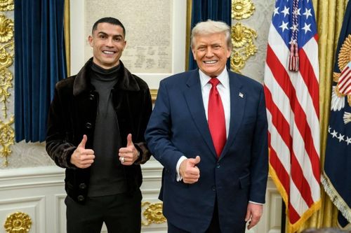 Ông Trump liên tục nói với Ronaldo về cậu út Barron