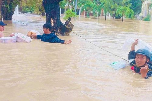 Bức ảnh thầy cô giáo ở Gia Lai gây xúc động mạnh