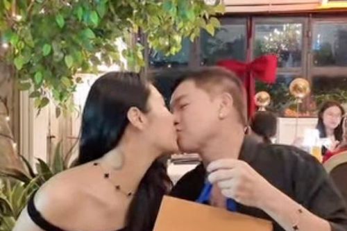 Quang Minh hôn bạn gái kém 37 tuổi ở tiệc sinh nhật