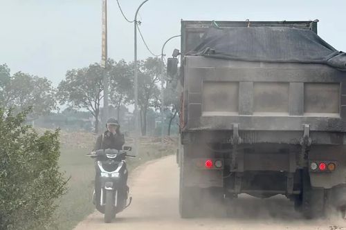 Đường giao thông 'oằn mình' cõng xe quá khổ, quá tải