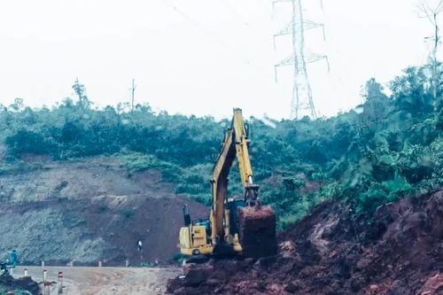 Sạt lở la liệt, Quốc lộ 24 có nguy cơ bị chia cắt