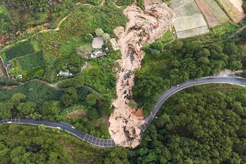 Cận cảnh vụ sạt lở đã 'xé toạc' đèo Mimosa