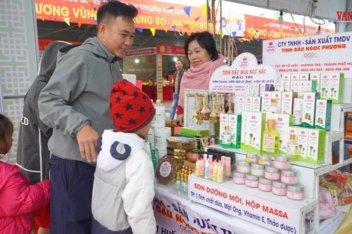 Đặc sản bốn phương hút khách tại Hội chợ Bắc Trung Bộ