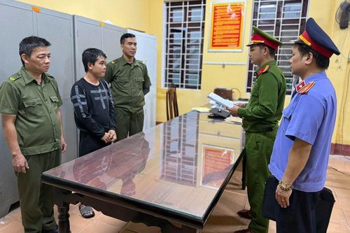 Chở con đi học rồi cuỗm dây chuyền vàng của học sinh lớp 1