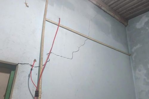 Gia Lai: Tiếng nổ dưới đất gây nhiều vết nứt nhà tại xã Ia Rsai