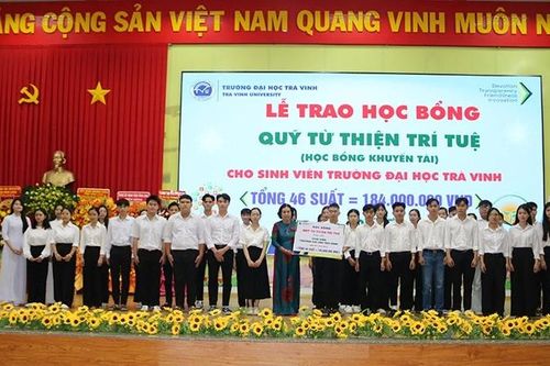 Vĩnh Long: Trao 195 suất học bổng cho sinh viên Đại học Trà Vinh