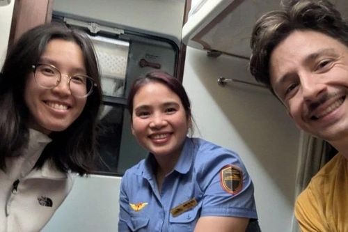 Tiếp viên đường sắt giúp đỡ khách nước ngoài giữa cơn lũ lịch sử ở Khánh Hòa