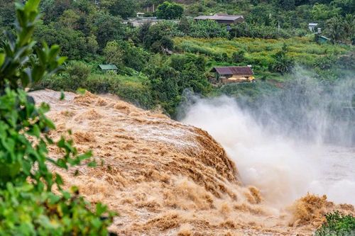 Lâm Đồng: Toàn cảnh thác Liên Khương cuộn trào chưa từng có