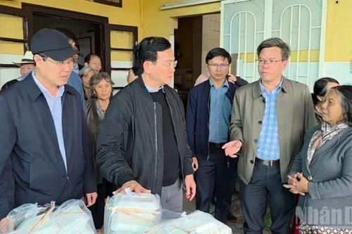 Chủ tịch Ủy ban nhân dân tỉnh Lâm Đồng động viên người dân sơ tán tránh lũ