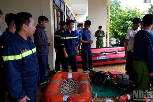 Công an tỉnh Quảng Ngãi xuất quân hỗ trợ người dân vùng lũ
