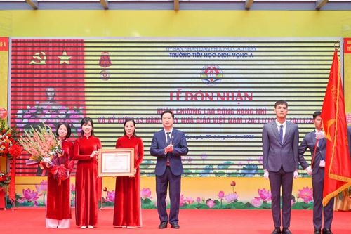 Hà Nội: Trường tiểu học Dịch Vọng A đón nhận Huân chương Lao động hạng Nhì