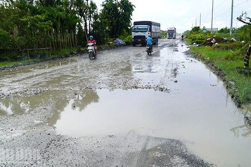 Cần sớm khắc phục các tuyến đường hư để người dân đi lại an toàn