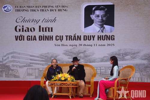 Học sinh giao lưu với gia đình bác sĩ Trần Duy Hưng