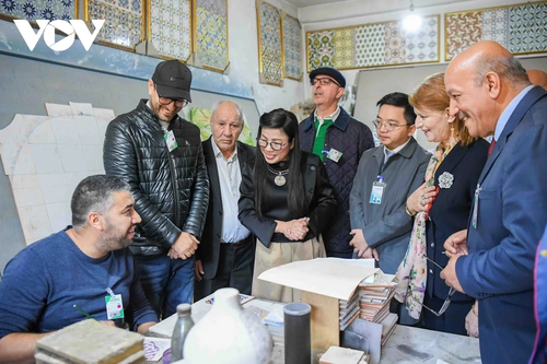 Phu nhân Thủ tướng Phạm Minh Chính thăm và tặng quà cho các em nhỏ có hoàn cảnh đặc biệt tại Algeria