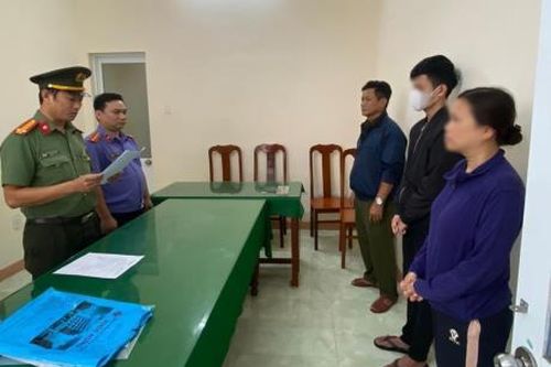 Dùng 'ảnh nóng' để tống tiền