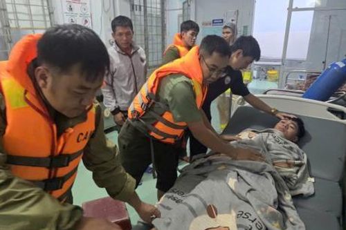 Công an xã Ia Pa kịp thời đưa nạn nhân gặp nạn băng qua vùng lũ cấp cứu