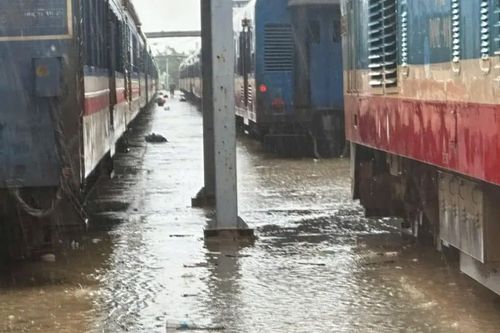 Ngành đường sắt hoàn vé cho 11.000 hành khách hủy chuyến do mưa lũ