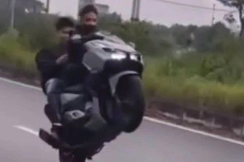 Nam thanh niên bốc đầu xe máy trên đường ở Hà Nội và cái kết