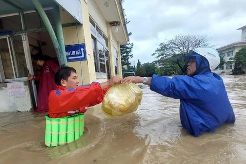 Không hoa, quà, thầy cô lội nước mang nhu yếu phẩm đến sinh viên bị mắc kẹt