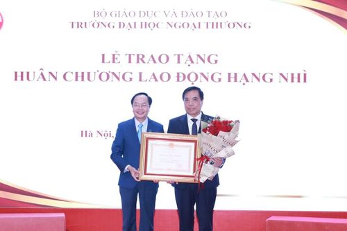 Trao tặng Huân chương Lao động hạng Nhì cho nguyên Hiệu trưởng Trường ĐH Ngoại thương