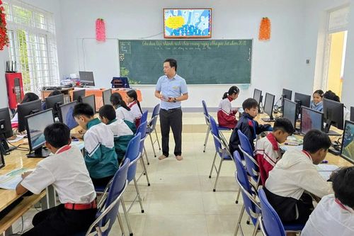 Thầy giáo ở Quảng Trị 'cõng' công nghệ đến những lớp học giữa đại ngàn