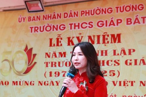 Cô Hiệu trưởng khuyên học sinh sống có trách nhiệm và biết yêu thương