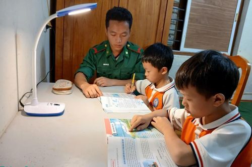 Những người bố nuôi 'dân vận khéo' nơi biên giới Bạch Đích