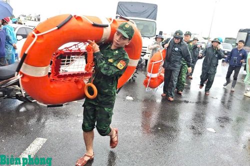 BĐBP Khánh Hòa: Huy động tối đa nhân lực, phương tiện hỗ trợ người dân vượt qua mưa lũ