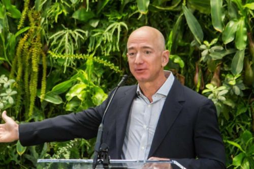 Jeff Bezos tuyên bố nhà máy phải được chuyển lên mặt trăng!