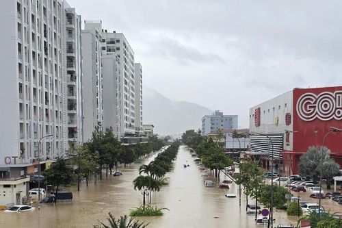 Khánh Hòa ngập sâu nhiều nơi sau đêm mưa lớn, nguy cơ vượt đỉnh lũ lịch sử