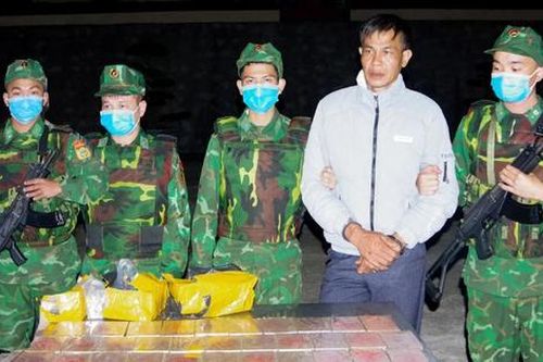 Bắt quả tang đối tượng vận chuyển trái phép 32 bánh heroin