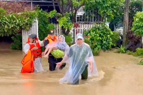 Công an Khánh Hòa kết bè chuối, giúp dân 'vượt' lũ