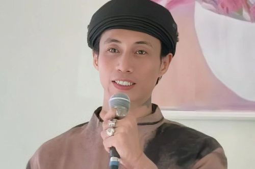 Hình ảnh khác lạ của Phạm Anh Khoa