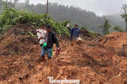 Xúc động hình ảnh thầy giáo vùng cao ôm hoa lội bùn vượt sạt lở đến trường