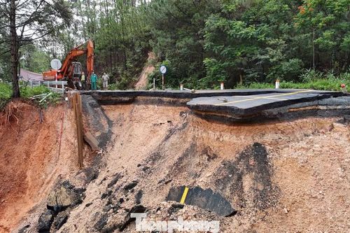 Cận cảnh hàm ếch sâu hơn 30m tại điểm sạt lở trên đèo Mimosa