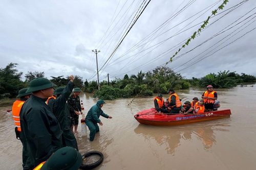 Gia Lai cứu nhiều người dân mắc kẹt giữa dòng nước lũ