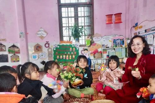Lương chỉ 4 triệu, cô giáo vùng khó vẫn giữ lớp, nuôi trẻ bằng mô hình 'bán trú dân nuôi'