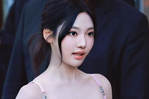 Nữ ca sĩ bị gần 90.000 người đệ đơn cấm diễn