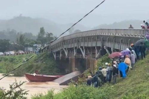 Trục vớt được một trong hai tàu cát trôi tự do trên sông Krông Ana, uy hiếp cầu Giang Sơn