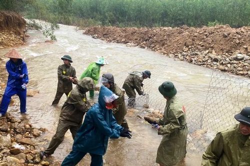 Quân đội, công an bất chấp mưa rét gia cố kè sạt lở nặng, 'cứu' tuyến đường độc đạo