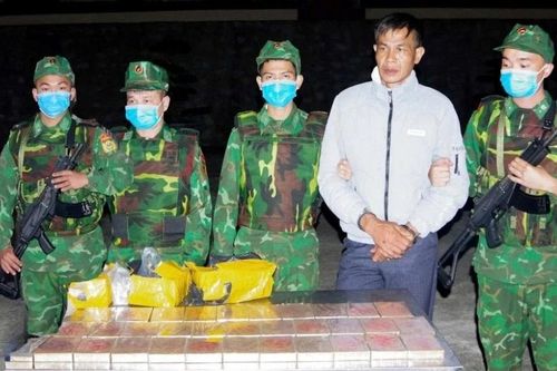 Bắt kẻ vận chuyển 32 bánh heroin