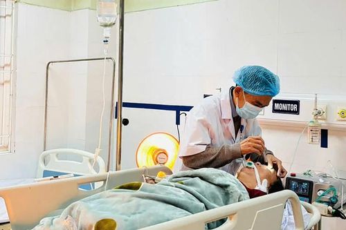 Hai người ở Quảng Trị nguy kịch vì sưởi than trong phòng kín