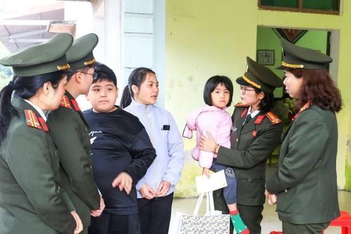 Công an tỉnh Bắc Ninh đỡ đầu hai trẻ nhỏ mất cha trong bão lũ
