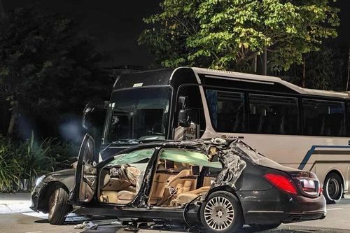 Hiện trường vụ xe Maybach S600 đâm xe khách làm 1 người tử vong