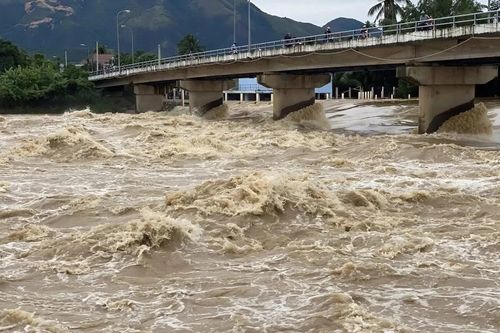 Nước lũ nhấn chìm trạm bơm, Nha Trang tạm dừng cấp nước diện rộng