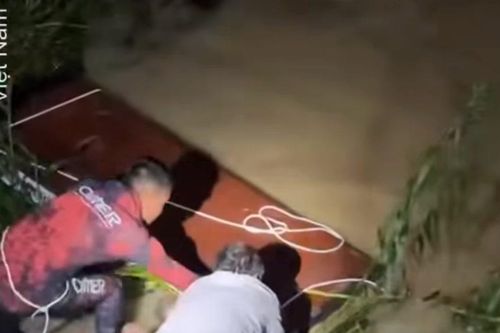 Lũ cuốn trôi cả quan tài ở Nha Trang