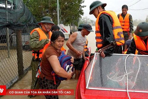 Lực lượng vũ trang tỉnh Gia Lai xuyên đêm giúp dân di dời khỏi vùng lũ