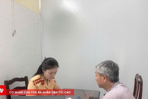Ô tô giành hết đường xe máy, bất ngờ với lý do của tài xế