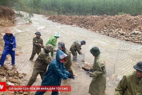Công an ở Huế đội mưa rét cứu tuyến đường độc đạo bị sạt lở