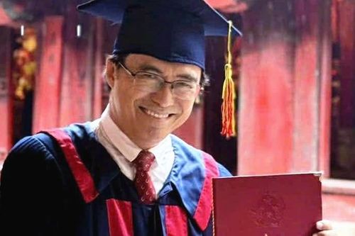 MC 'Rồng vàng' nhận bằng Tiến sĩ